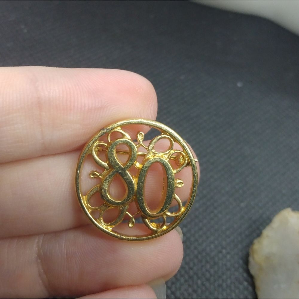 80ย goldโtonedโbroochโ
